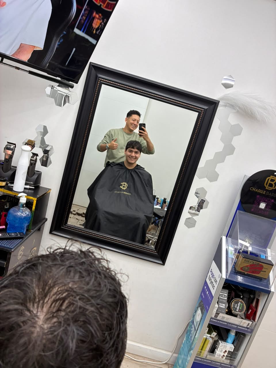 Momento de Charlie junto a un cliente en la barbería, fotografía 5